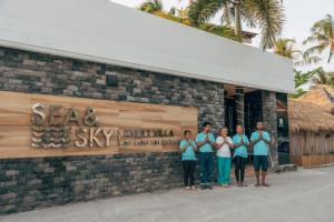 een groep mensen die voor een gebouw staan bij Sea&Sky Beach Resort in Mae Nam