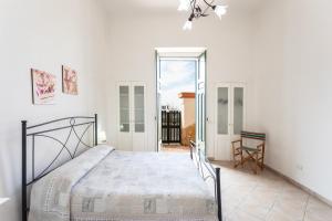 um quarto com uma cama e uma varanda em Villetta Bianca em Gallipoli