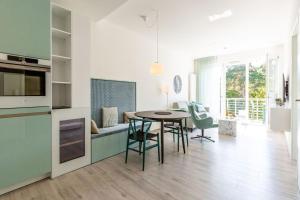 eine Küche und ein Wohnzimmer mit einem Tisch und Stühlen in der Unterkunft Strandresidenz Else Marie, App. 3.7 in Ahlbeck