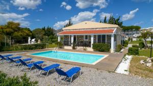 Bazén v ubytování Zizi Sea View Villa nebo v jeho okolí
