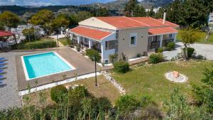 Bazén v ubytování Zizi Sea View Villa nebo v jeho okolí