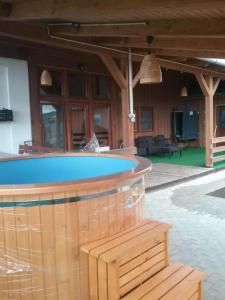 uma grande piscina no meio de uma casa em Rose em Păuleni-Ciuc