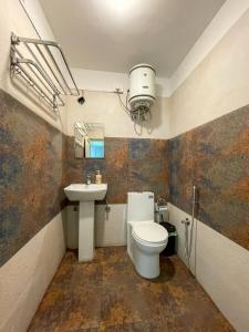 Eevolve Dharamkot - An Eco Hostel的一间浴室