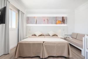 Postel nebo postele na pokoji v ubytování Alcudia Beach Apartments + 36 fotografií