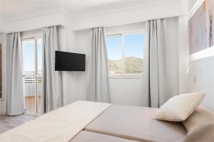 Televízia a/alebo spoločenská miestnosť v ubytovaní Alcudia Beach Apartments