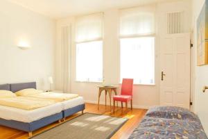 1 dormitorio con 1 cama, 1 mesa y 1 silla en Villa Astrid, T2 Rostock, en Bansin