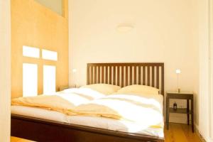 ein Schlafzimmer mit einem großen Bett mit weißer Bettwäsche in der Unterkunft Villa Artemis, 05 Saloniki in Bansin