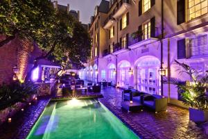 a swimming pool in the middle of a building at Hotel Le Marais in New Orleans