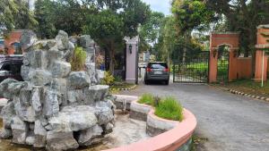 eine große Felsformation vor einer Einfahrt in der Unterkunft Staycation Tagaytay Albizia in Tagaytay
