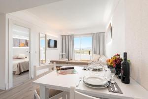 Televízia a/alebo spoločenská miestnosť v ubytovaní Alcudia Beach Apartments