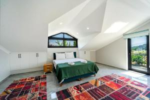 Rmg Villa 1 في Seydiler: غرفة نوم بسرير ونافذة كبيرة