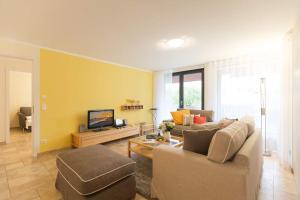 ein Wohnzimmer mit Couch und Fernseher in der Unterkunft Quartier 47, App. 07 in Bansin