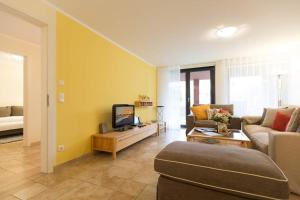 ein Wohnzimmer mit Couch und Fernseher in der Unterkunft Quartier 47, App. 07 in Bansin