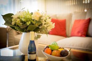 eine Flasche Wein und eine Vase mit Blumen auf dem Tisch in der Unterkunft Quartier 47, App. 07 in Bansin