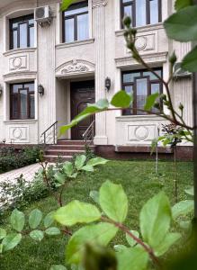dom z zielonymi roślinami przed nim w obiekcie Eurolux Boutique-Hotel w Taszkiencie