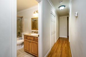 y baño con lavabo y aseo. en Creme De La Creme 1 Pet Friendly Home en Groveland