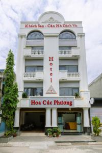 a building with a sign that reads hanoi cafe printing at Hoa Cúc Phương Hotel Dĩ An - Bình Dương in Dĩ An