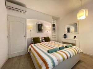 Postel nebo postele na pokoji v ubytování Nice Renting - BONAPARTE - Luxury Loft Trendy neighborhood - AC - fully equipped + 13 fotografií