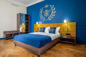 1 dormitorio con paredes azules y 1 cama grande en Queen Bee en Kiev