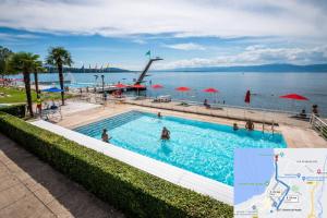 basen z widokiem na wodę w obiekcie T3 Duplex Thonon Centre - Parking - Gare - Thermes w mieście Thonon-les-Bains