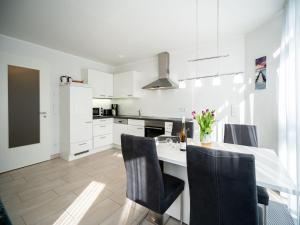 Kuchyň nebo kuchyňský kout v ubytování Seeresidenz Haus Baltic, App A02