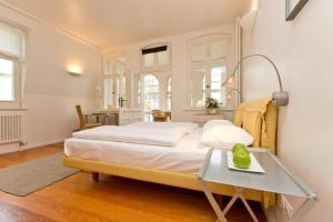 Schlafzimmer mit einem Bett und einem Glastisch in der Unterkunft Villa Astrid, T1 Köln in Bansin