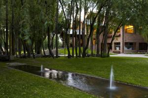 Um jardim em Hotel Posada Los Alamos
