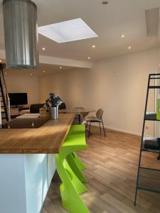 een keuken met een groen aanrecht in een kamer bij Le Duplex du Cours de Verdun in Arras