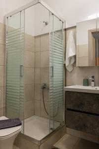A bathroom at Strat's City Loft