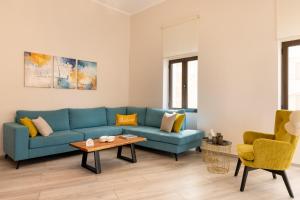 A seating area at Strat's City Loft