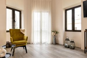 A seating area at Strat's City Loft