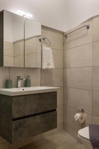 A bathroom at Strat's City Loft