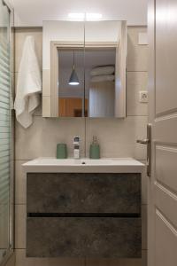 A bathroom at Strat's City Loft