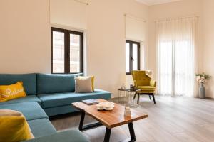 A seating area at Strat's City Loft