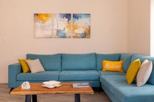 A seating area at Strat's City Loft