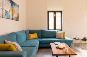 A seating area at Strat's City Loft