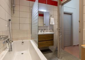 Kúpeľňa v ubytovaní Strat's City Loft + 32 fotografií