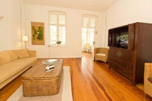 - un salon avec un canapé et une télévision dans l'établissement Villa Astrid, T3 Anklam, à Bansin