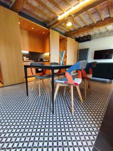 comedor con mesa y sillas en un suelo a cuadros en The View - Sunset & Relax - Suite - Appartamenti Vista Lago, en Passignano sul Trasimeno