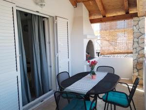 Gallery image of Island Bliss - 150 m from the beach, with sea view in Vrbnik