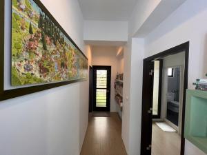 korytarz z dużym obrazem na ścianie w obiekcie The Bird's Nest B&B w mieście Magong