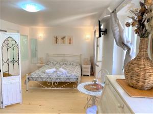 Un dormitorio con una cama y una mesa. en Mary's Melodies at Corfu Old Town, en Corfú