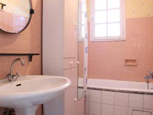 W łazience znajduje się umywalka, wanna i lustro. w obiekcie Maison Saint-Pierre-d'Oléron-La Cotinière, 4 pièces, 8 personnes - FR-1-246A-34 w mieście La Cotinière