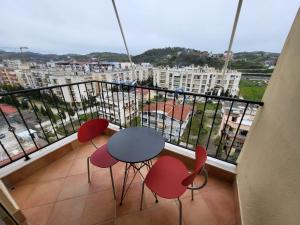 een balkon met een tafel en stoelen en uitzicht bij Julia's Apartment in Golem Beach in Golem