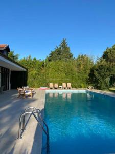 una piscina con acqua blu in una casa di Happy Farm Silivri a Silivri