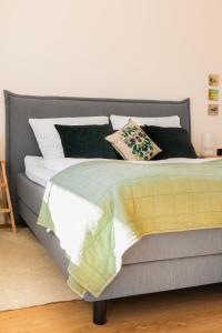 a bed with pillows on it in a bedroom at FeelsLikeHome - Traumhafte zentrumsnahe Wohnung mit Balkon&Parkplatz in Bochum