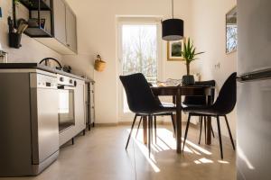 a kitchen with a table and chairs in a kitchen at FeelsLikeHome - Traumhafte zentrumsnahe Wohnung mit Balkon&Parkplatz in Bochum