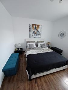 Posteľ alebo postele v izbe v ubytovaní maison cosy climatisée avec piscine et jardin