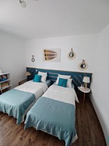 Posteľ alebo postele v izbe v ubytovaní maison cosy climatisée avec piscine et jardin