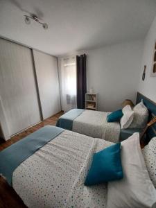 Posteľ alebo postele v izbe v ubytovaní maison cosy climatisée avec piscine et jardin